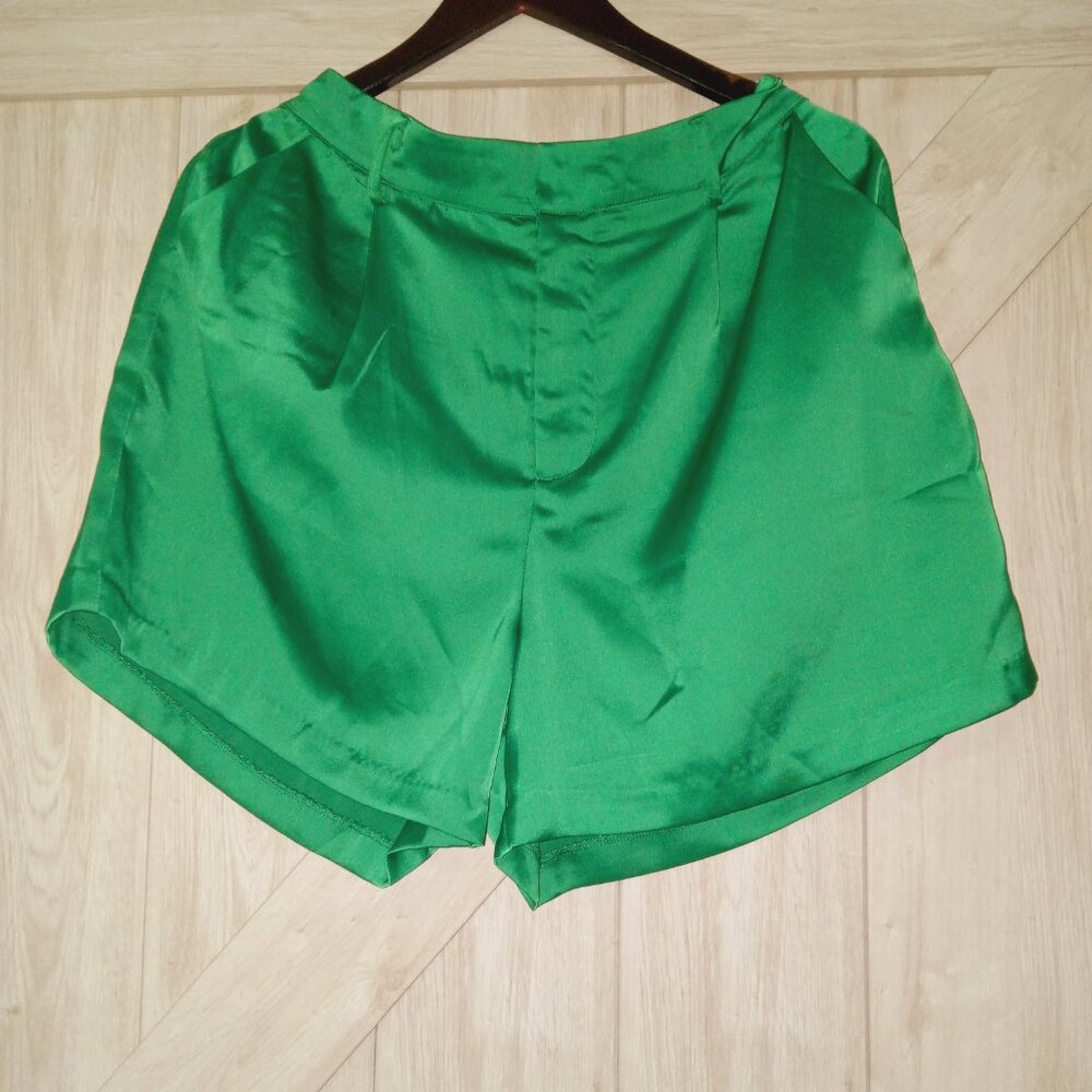 NEW-GLAM-Vibrant Irish Green Statement Eye Catching Shorts-Size XL - Picture 3 of 9